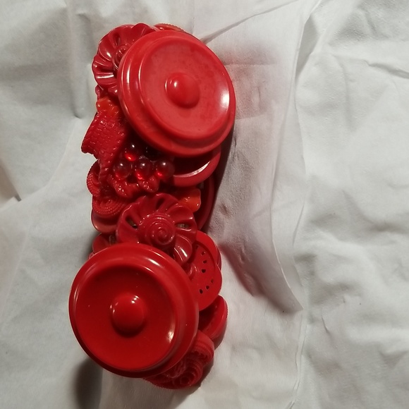 WHIMSICAL VINTAGE RED PLASTIC LUCITE BAKELITE BUTTONS ARTISAN STRETCH BRACELET - Picture 2 of 7